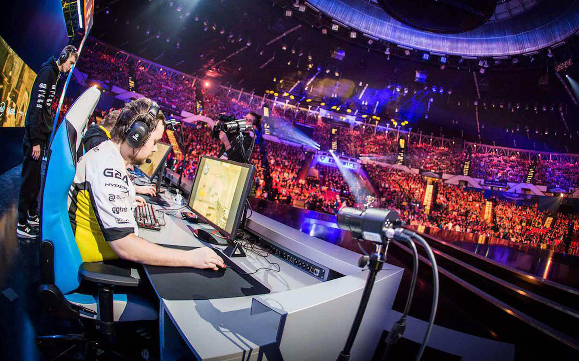 How eSports players live and train and why betting on eSports became very popular